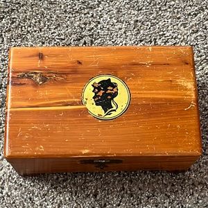 🎀 Cedar jewelry box - vintage with cameo sticker